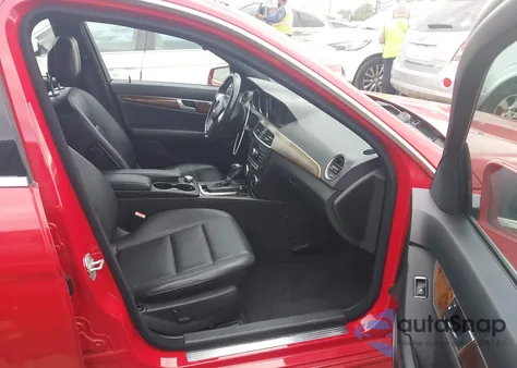 2013 Mercedes-Benz C 250 Sport из США, поврежденный, VIN WDDGF4HB4DA776499